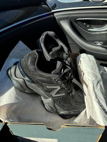 Жіночі кросівки New Balance 9060 Total Black | Замшеві кросівки 1306 фото